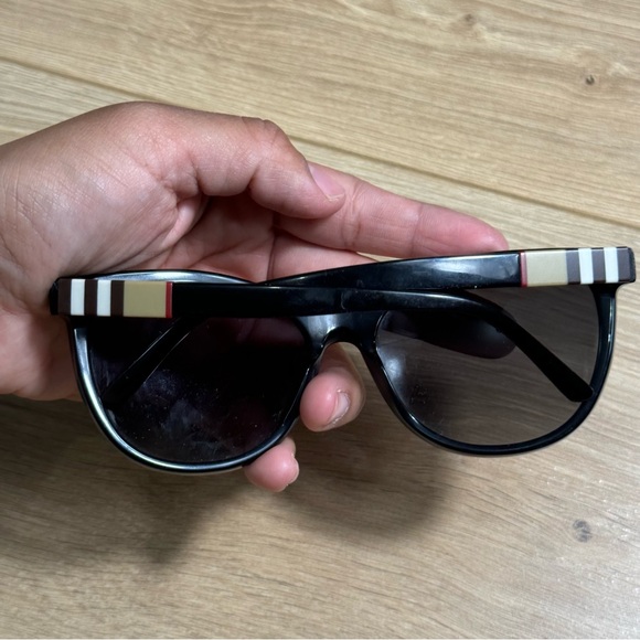 Burberry BE4216 Polarized Sunglasses for Women, Lens Size 57mm - Black (3001T3) - Picture 5 of 9